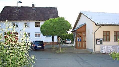 Zusätzlich zu den Räumlichkeiten im Feuerwehrhaus (l.) bekommt die Wehr Räume im ehemaligen Raiffeisengebäude (r.). Foto: Franz Galster