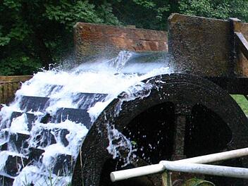 Das Egloffsteiner Wasserrad als Vorbild: 2007 von einer "Wassergemeinschaft" mit 100.000 Euro finanziert und aufgestellt, liefert es bis zum heutigen Tag unermüdlich Strom. Foto: Reinhard Löwisch