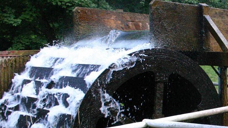 Das Egloffsteiner Wasserrad als Vorbild: 2007 von einer "Wassergemeinschaft" mit 100.000 Euro finanziert und aufgestellt, liefert es bis zum heutigen Tag unermüdlich Strom. Foto: Reinhard Löwisch