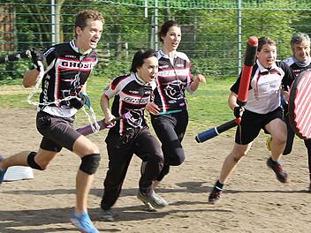 Was aussieht wie mittelalterlicher Kampfsport ins heutige Jahrtausend übertragen, heißt "Jugger" und ist der neue Trendsport.  Fotos: privat