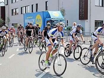 Die Radler des RC Herzogenaurach beim Kriterium "Rund ums Brücken-Center" in Ansbach.  Foto: privat