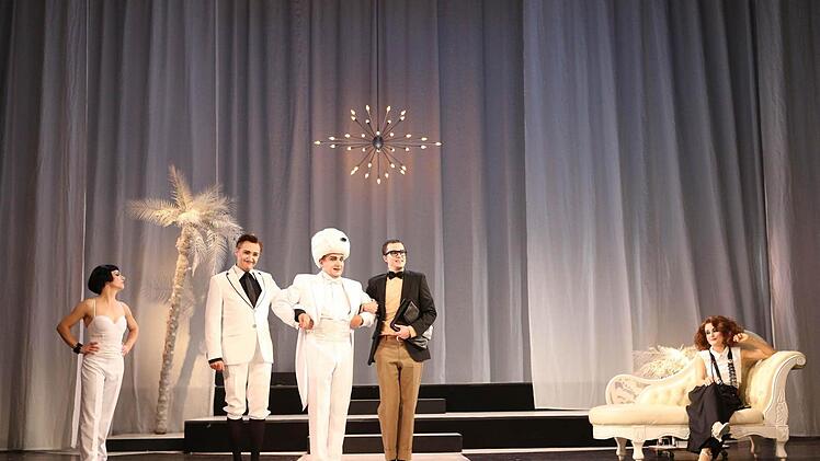 Szene aus "Ball im Savoy" am Landestheater CoburgFoto: Henning Rosenbusch