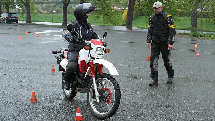 Fahrlehrer Jürgen Schautzgy gibt "Einzelunterricht" für eine Bikerin.