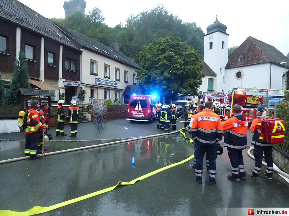 Feuer in Tüchersfeld: Auto in Flammen, Garage brennt aus