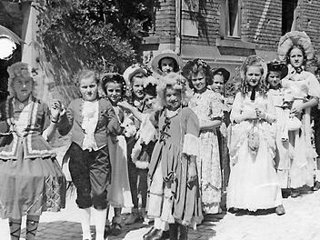 Hannelore "Lilo" Wind (l.), eine geborene Heim aus Kronach, freute sich mit den anderen Kindern auf den Umzugsbeginn beim Kronacher Freischießen. Die Vorbereitungen waren für sie sehr aufregend. Foto: privat