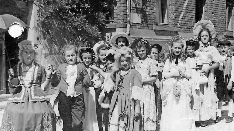 Hannelore "Lilo" Wind (l.), eine geborene Heim aus Kronach, freute sich mit den anderen Kindern auf den Umzugsbeginn beim Kronacher Freischießen. Die Vorbereitungen waren für sie sehr aufregend. Foto: privat