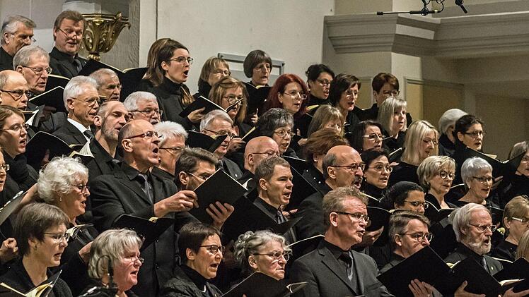 Der Coburger Bachchor  Peter Stenglein beeindruckte zahlreiche Zuhörer in der Morizkirche. Im Mittelpunkt des Konzerts unter Leitung von Peter Stenglein stand die Uraufführung eines neuen Werkes des aus Coburg stammenden Komponisten Marcus M. Reißenberger.Foto: Jochen Berger