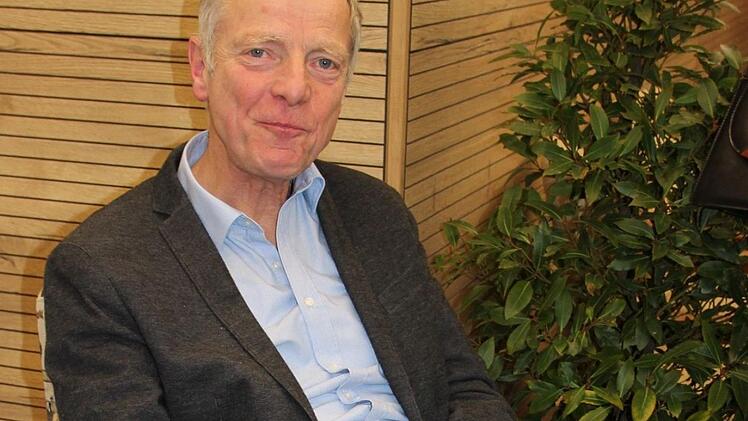 Ulrich Eberhardt-Schramm auf einem gemütlichen Sessel im 50er-Jahre-StyleOliver Schmidt