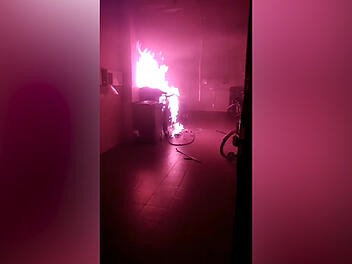 Abfallcontainer in Mehrfamilienhaus in Brand geraten