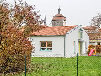 Im Katholischen Kindergarten Sankt Johannes ist der Platz knapp geworden. Auf dem freien Gelände vor der Einrichtung plant die Stadt einen Erweiterungsbau für eine Regel- und eine Krippengruppe. Foto: Evi Seeger/Archiv