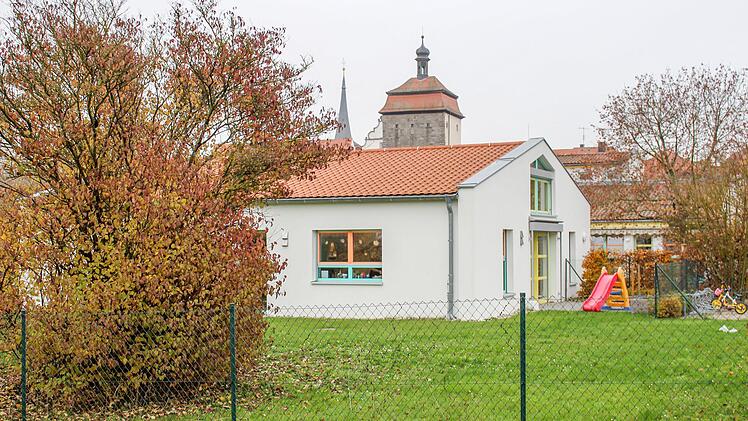 Im Katholischen Kindergarten Sankt Johannes ist der Platz knapp geworden. Auf dem freien Gelände vor der Einrichtung plant die Stadt einen Erweiterungsbau für eine Regel- und eine Krippengruppe. Foto: Evi Seeger/Archiv