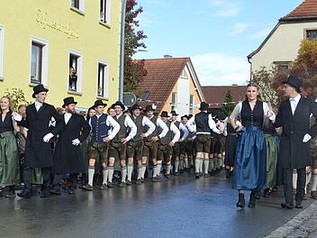 Es war kaum zu glauben: Am Sonntagfrüh hatte es noch geregnet, aber als die Planpaare sich zum Tanzen sammelten, kam die Sonne heraus. Foto: Isolde Krapf