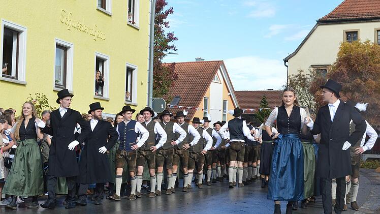 Es war kaum zu glauben: Am Sonntagfrüh hatte es noch geregnet, aber als die Planpaare sich zum Tanzen sammelten, kam die Sonne heraus. Foto: Isolde Krapf
