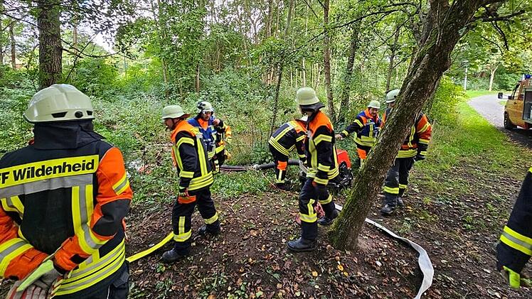 Feuerwehr Neustadt bei Coburg: Einsatzkr&auml;fte veranstalten spektakul&auml;re &Uuml;bung f&uuml;r Schaulustige