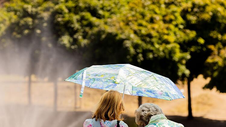 Zwei Frauen mit Sonnenschirm