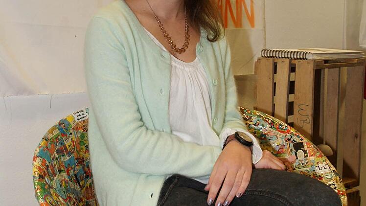 Aus Pappmachee und alten Comics fertigte Hannah Schuhmann die Sitzschale, für die sie als Fuß eine Baumwurzel wählte. Foto: Sabine Weinbeer