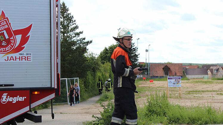 Die Feuerwehr erkundete das Sportgelände. Foto: Andreas Dorsch