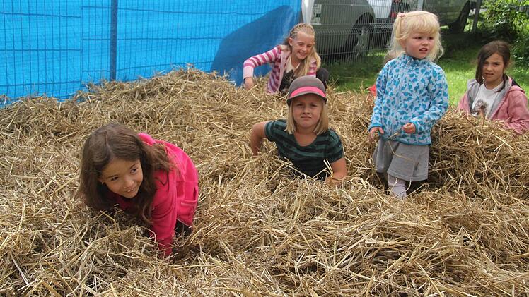 Beim Heuhaufensuchen fanden die kleinen Besuche Süßigkeiten und Leckereien.