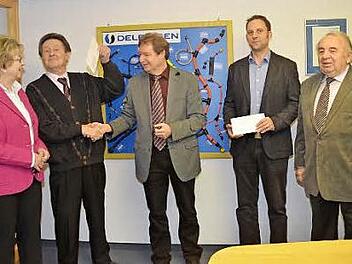 Bei der Spendenübergabe von Delfingen (von links): Herta und Gerhard Burkert-Mazur (1000 Herzen), Peter Zwosta (Finanzleitung Delfingen), André Kestel (Kommandant FFW Marktrodach) und Heinz Hausmann (1000 Herzen).  Foto: K.- H. Hofmann