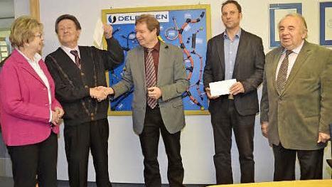 Bei der Spendenübergabe von Delfingen (von links): Herta und Gerhard Burkert-Mazur (1000 Herzen), Peter Zwosta (Finanzleitung Delfingen), André Kestel (Kommandant FFW Marktrodach) und Heinz Hausmann (1000 Herzen).  Foto: K.- H. Hofmann