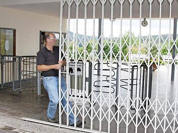 Betriebsleiter Roland Bühner schließt die Tore des Terrassenbades nach der Saison 2013.  Foto: Archiv/Edgar Bartl