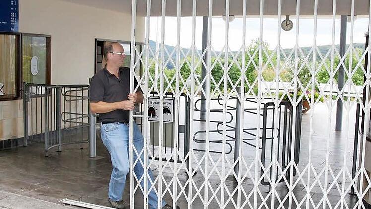 Betriebsleiter Roland Bühner schließt die Tore des Terrassenbades nach der Saison 2013.  Foto: Archiv/Edgar Bartl