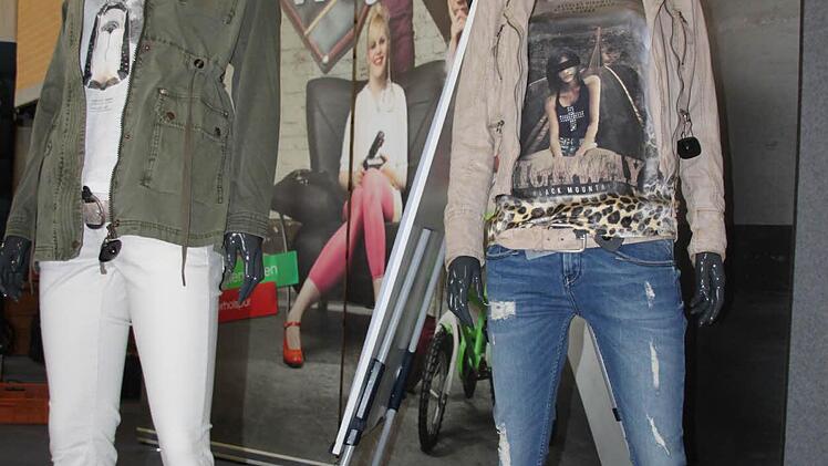 Mit zwei Schaufensterpuppen macht die Firma "Schuh Mücke" aus Kulmbach auf sich aufmerksam. Foto: Stephan Stöckel.