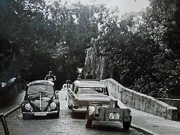 Reger Autoverkehr: So sah es im August 1963 auf der doch recht schmalen Coburger Judenbrücke aus.