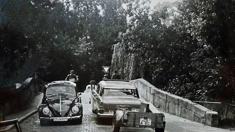 Reger Autoverkehr: So sah es im August 1963 auf der doch recht schmalen Coburger Judenbrücke aus.