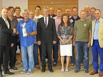 Spenden in Höhe von 10 000 Euro konnten Vertreter der zwölf Fußballvereine im Oberland in der Hauptstelle der Raiffeisenbank entgegen nehmen. Dankbar überreichte der Vorsitzende des 1. FC Marktleugast, Klaus Witzgall (Fünfter von links), an Vorstandsvorsitzenden des Geldinstituts, Ralph Goller (Zweiter von links), einen Vereinskrug. Mit im Bild (Zweiter von rechts) Bürgermeister Franz Uome. Foto: Klaus-Peter Wulf