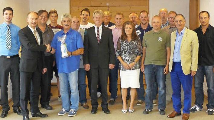 Spenden in Höhe von 10 000 Euro konnten Vertreter der zwölf Fußballvereine im Oberland in der Hauptstelle der Raiffeisenbank entgegen nehmen. Dankbar überreichte der Vorsitzende des 1. FC Marktleugast, Klaus Witzgall (Fünfter von links), an Vorstandsvorsitzenden des Geldinstituts, Ralph Goller (Zweiter von links), einen Vereinskrug. Mit im Bild (Zweiter von rechts) Bürgermeister Franz Uome. Foto: Klaus-Peter Wulf
