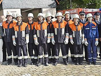 Die erfolgreichen Theisenorter Feuerwehrleute, mit im Bild (v. l.) KBM Markus Reischl, KBI Hans Ulrich Müller, Kerstin Schmidt-Müller und Ralf Pohl (Marktgemeinderäte), 1. Kommandant Steffen Schneider (6. v. l.), von rechts KBM Roland Schedel, Ehrenkommandant Heinrich Schneider, 2. Vorsitzender Klaus Friedlein und 1. Vorsitzender Roland Betz (5. v. r.) Foto: K.- H. Hofmann