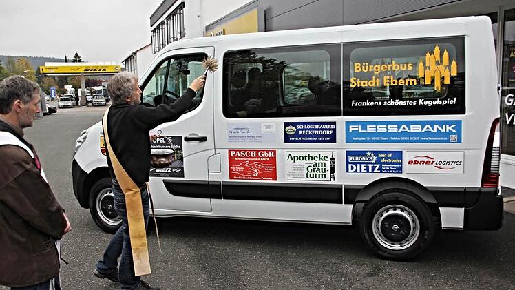 Pfarrer Bernd Grosser und Diakon Uwe Holschuh bei der Segnung des Bürgerbusses