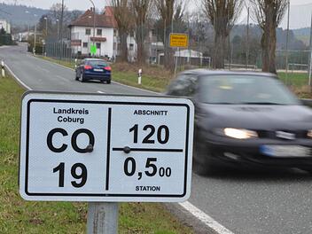 Sie bleibt erst einmal, wie sie ist: Die Kreisstraße zwischen Neundorf und Dietersdorf wird heuer weder saniert, noch zur Ortsverbindungsstraße abgestuft und an die Stadt Seßlach übergeben. Foto: Rainer Lutz