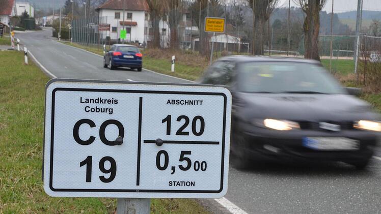 Sie bleibt erst einmal, wie sie ist: Die Kreisstraße zwischen Neundorf und Dietersdorf wird heuer weder saniert, noch zur Ortsverbindungsstraße abgestuft und an die Stadt Seßlach übergeben. Foto: Rainer Lutz