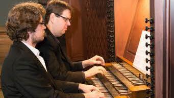 Markus Ritzel (links) und Hans-Bernhard Ruß wussten beim Eröffnungskonzert des 6. Rhöner Orgelsommers in Münnerstadt auf ganzer Linie zu überzeugen - und zwar mit Händen und Füßen.  Foto: Björn Hein