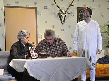 Eine schier unlösbare  Aufgabe ist es für den angehenden Engel (Uwe Sonnenberg), Opa Emil (Norbert Halbig) mit Magda (Angela Geis) zu verkuppeln (von rechts). Peter Klopf