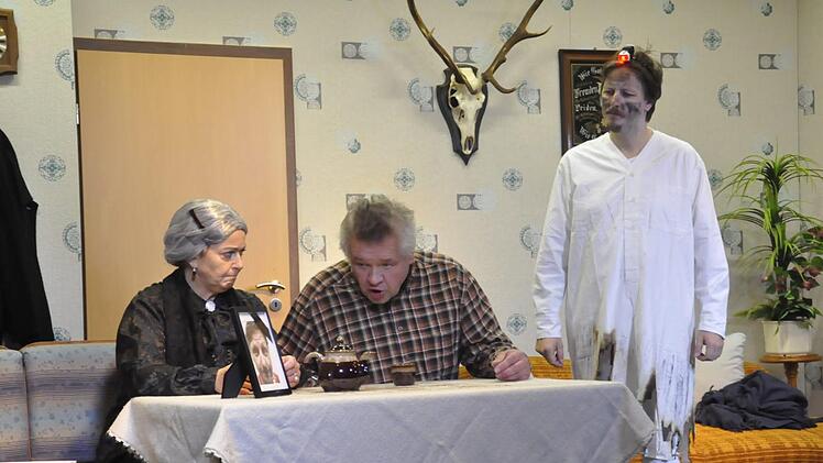 Eine schier unlösbare  Aufgabe ist es für den angehenden Engel (Uwe Sonnenberg), Opa Emil (Norbert Halbig) mit Magda (Angela Geis) zu verkuppeln (von rechts). Peter Klopf