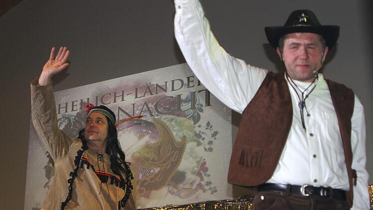Wolfgang Schorr (links) und Hanni Derra spähten als "Winnetou und Old Shatterhand" so manches in Neubrunn aus.