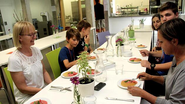 Irmgard Kloostermann, Noah, Bastian, Angela Tesar, Tobias und Susanne Hehn (v. l. im Uhrzeigersinn) lie&szlig;en sich die Pancakes mit Erdbeerso&szlig;e schmecken. Foto: Richard S&auml;nger