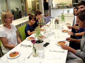 Irmgard Kloostermann, Noah, Bastian, Angela Tesar, Tobias und Susanne Hehn (v. l. im Uhrzeigersinn) ließen sich die Pancakes mit Erdbeersoße schmecken. Foto: Richard Sänger