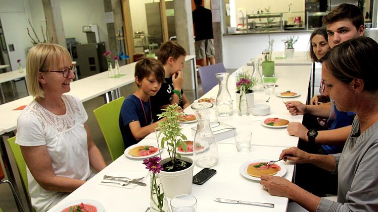 Irmgard Kloostermann, Noah, Bastian, Angela Tesar, Tobias und Susanne Hehn (v. l. im Uhrzeigersinn) ließen sich die Pancakes mit Erdbeersoße schmecken. Foto: Richard Sänger