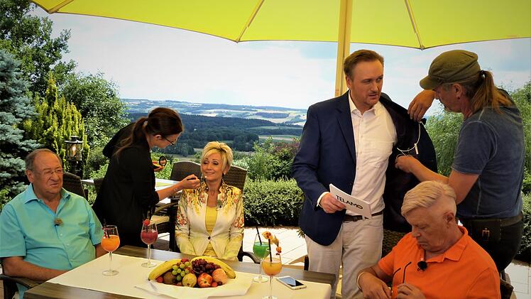 Die Musikgruppe "Fernando-Express" bei der TV-Aufzeichnung mit der malierischen Kulisse im Hintergrund. Von links Josef Eisenhut, Heidi Schütz, Projektleiter Markus Weigel und Hans OlbertWerner Reißaus