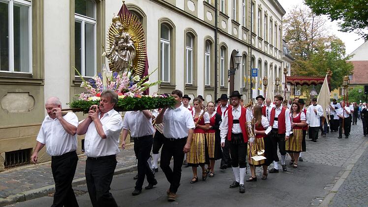 Die Silbermadonna von Caspar Riss (1696) war für die Kleine Marienprozession aus dem Diözesanmuseum geholt worden. Foto: Marion Krüger-Hundrup