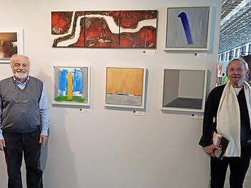 Alessio Zanasi (links) von "Kunst & Arte" Arenzano und Lutz-Benno Kracke (rechts), früherer Vorsitzender von "focus-europa" auf der "Arte Genova" in Genua. Im Hintergrund die Bilder von Helga Hopfe und Lutz-Benno Kracke. Foto: Horst Wunner