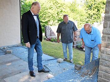 Münnerstadts Bürgermeister Helmut Blank, Ortssprecher Christian Beck und Friedhofsreferent Klaus Schebler (von links) schauen sich den schlimmen Zustand der Aussegnungshalle in Althausen an. Das Problem konnte jetzt gelöst werden.  Foto: Thomas Malz