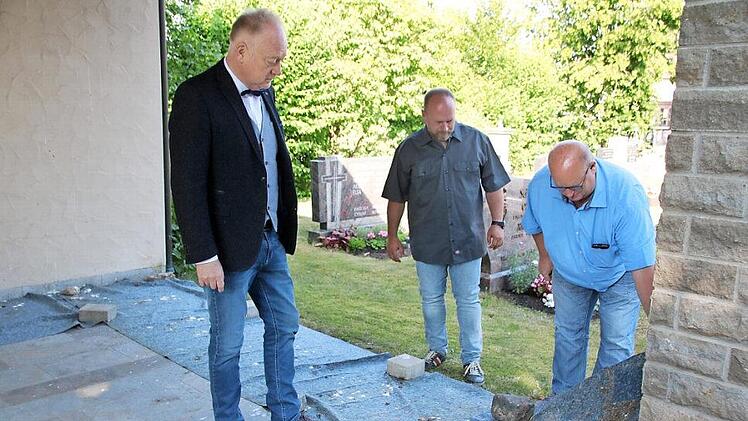 Münnerstadts Bürgermeister Helmut Blank, Ortssprecher Christian Beck und Friedhofsreferent Klaus Schebler (von links) schauen sich den schlimmen Zustand der Aussegnungshalle in Althausen an. Das Problem konnte jetzt gelöst werden.  Foto: Thomas Malz