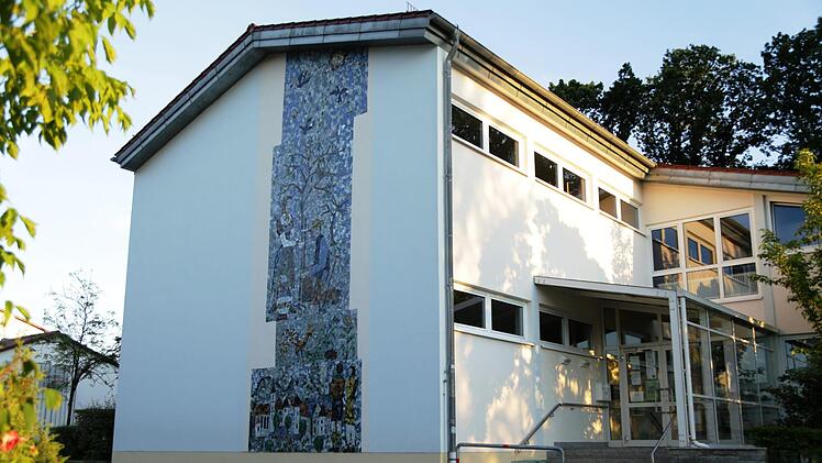 Das geliebte Mosaik an der Grundschule Wiesenthau Foto: Franz Galster