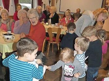 Die Kinder vom "Haus der Kinder am Kastanienbaum" spielten Märchen, die von den Senioren erraten werden mussten. Foto: Karin Günther