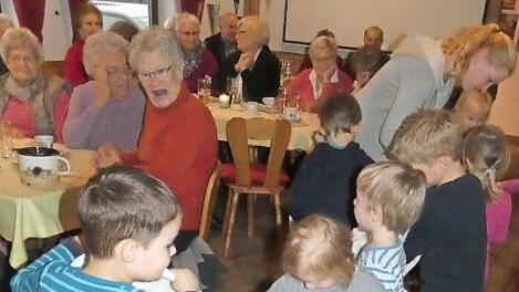 Die Kinder vom "Haus der Kinder am Kastanienbaum" spielten Märchen, die von den Senioren erraten werden mussten. Foto: Karin Günther